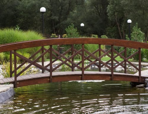 Zelf een bruggetje over je vijver bouwen